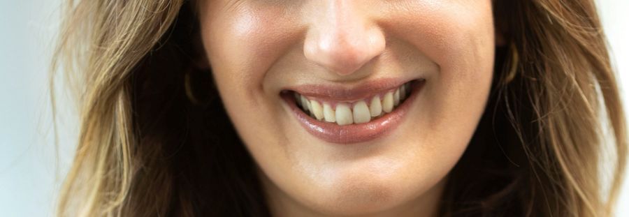 Lächelnde Person mit braunen Haaren